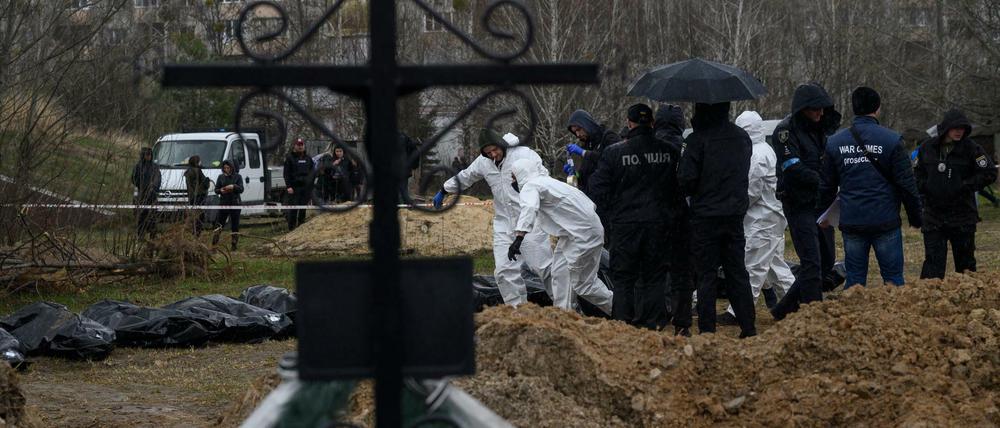 Leichen getöteter Zivilisten werden in Butscha am Stadtrand von Kiew geborgen.