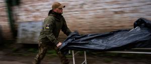 In Butscha wird ein Leichensack transportiert