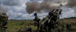 Ukrainische Soldaten feuern eine von den USA gelieferte M777 Haubitze auf russische Stellungen ab.