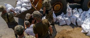 Ukrainische Soldaten bereiten Sandsäcke vor, die als Befestigung dienen sollen zum Schutz gegen russische Angriffe. 