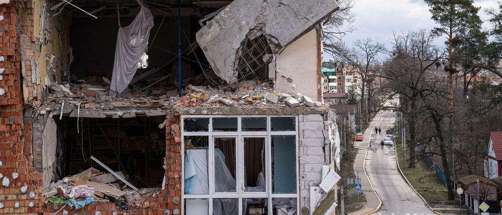 Ein Gebäude steht nach Beschuss beschädigt in einem Außenbezirk von Kiew.