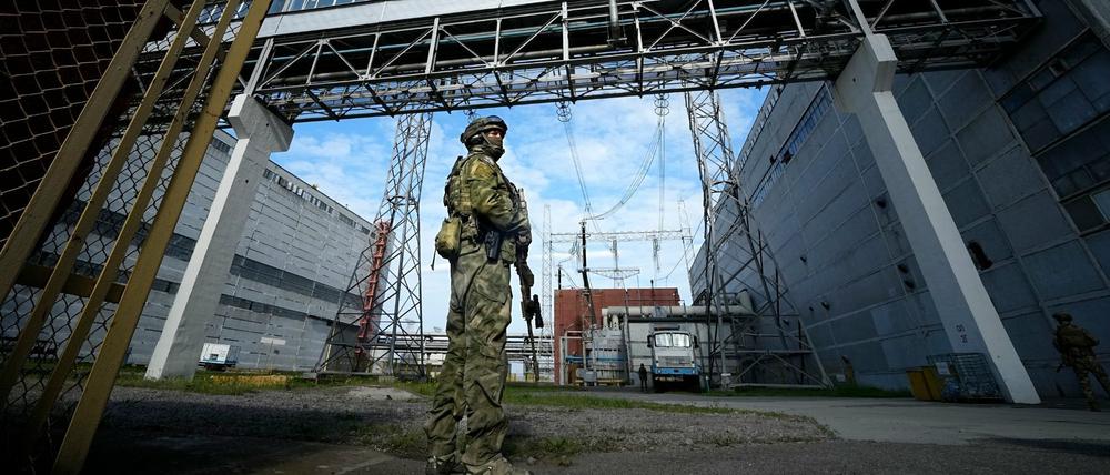 Sorge um die Besetzung des größten europäischen Atomkraftwerks. Ein russischer Soldat bewacht einen Bereich des Kernkraftwerks Saporischschja.