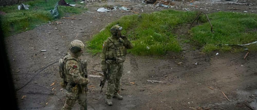 Russische Soldaten gehen während einer Evakuierung in Mariupol die Straße zum belagerten Stahlwerk Azovstal entlang.