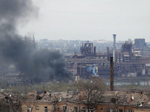 Auf diesem Foto aus einer Videoaufnahme steigt Rauch aus dem Stahlwerk Azovstal in Mariupol auf.