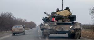Ein russischer Panzer fährt auf einer Straße in der Nähe von Mariupol.