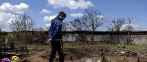 Ein junger Mann auf einem beschädigten Friedhof in Odessa