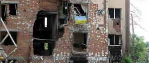 Eine Delegation der OSZE inspiziert die durch Raketen- und Luftangriffe auf den Wohnkomplex Irpin Lypky in der Region Kiew im Norden der Zentralukraine verursachten Zerstörungen.