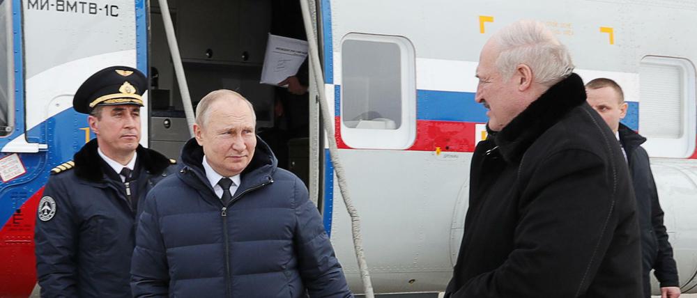 Wladimir Putin (2.v.l) und Alexander Lukaschenko (r) bei ihrer Ankunft.