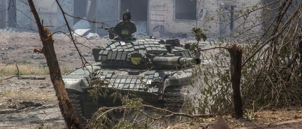 Ein Soldat hält sein Gewehr auf einem ukrainischen Panzer während schwerer Kämpfe an der Frontlinie in Sjewjerodonezk in der Region Luhansk. 