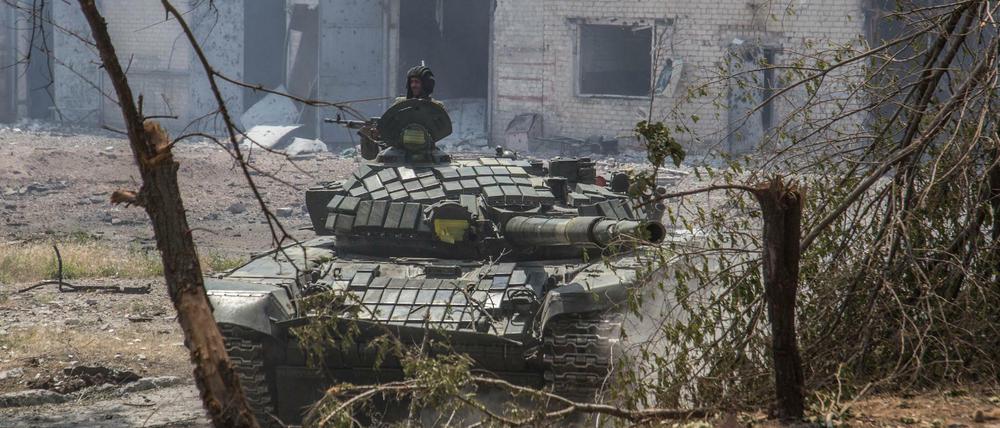 Sjewjerodonezk: Ein Soldat hält sein Gewehr auf einem ukrainischen Panzer.