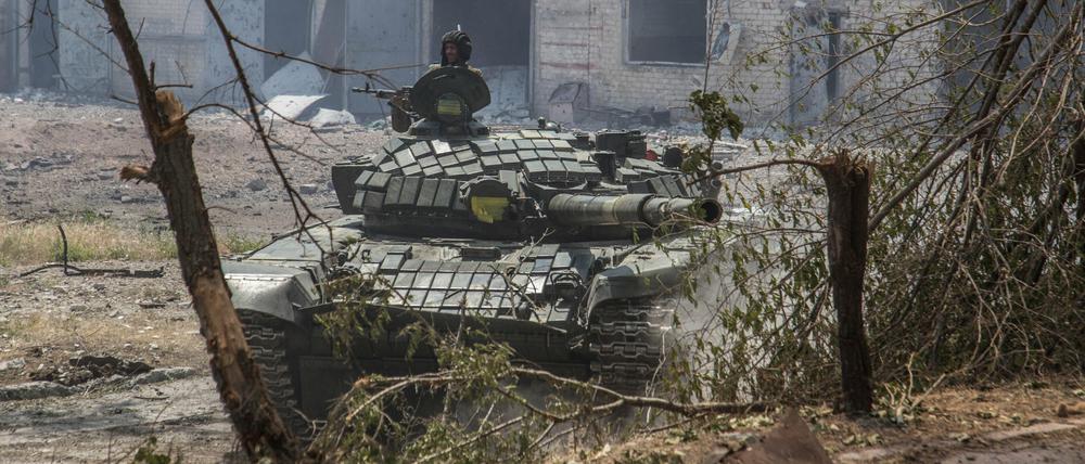 Ein Soldat auf einem ukrainischen Panzer in Sjewjerodonezk in der Region Luhansk