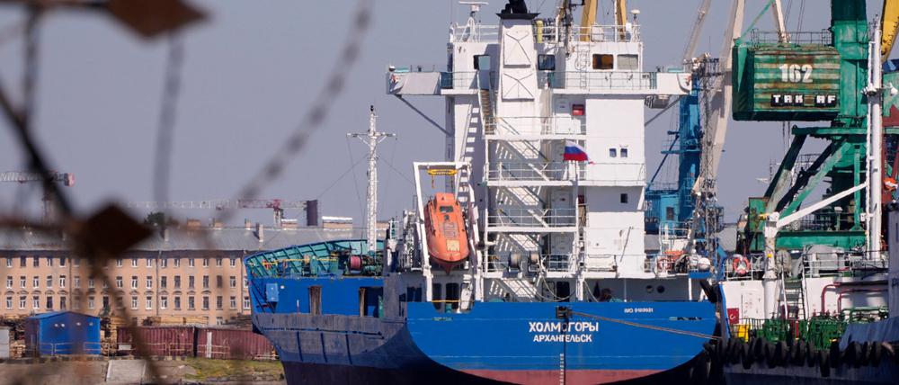 Das Frachtschiff «Cholmogori» nimmt denFrachttransport zwischen St. Petersburg und der russischen Ostsee-Exklave Kaliningrad auf.