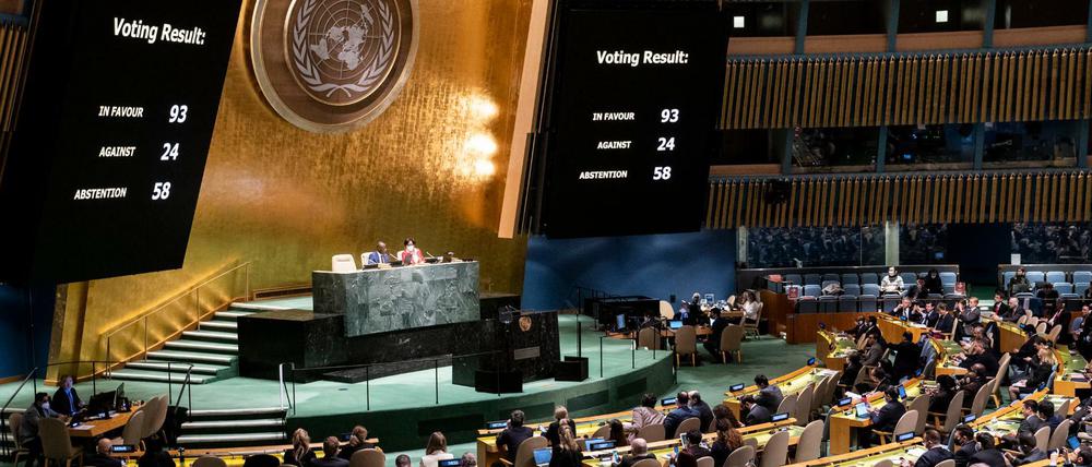Ergebnis der Abstimmung über die Suspendierung der Mitgliedschaft Russlands auf der Anzeige der UN-Generalversammlung in New York
