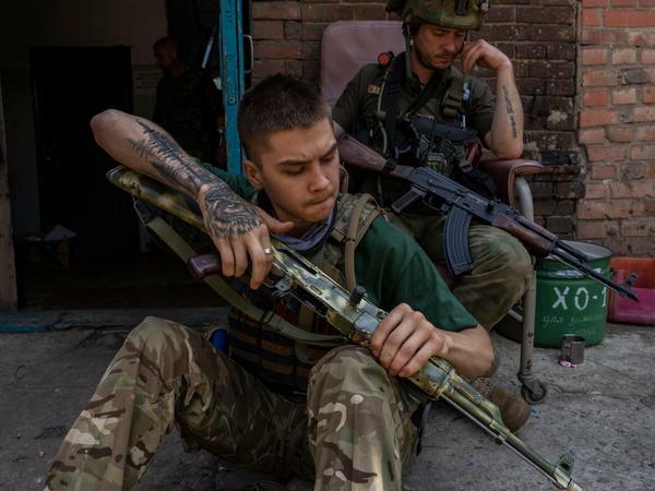 Ein ukrainischer Soldat reinigt nahe der Front seine Waffe.