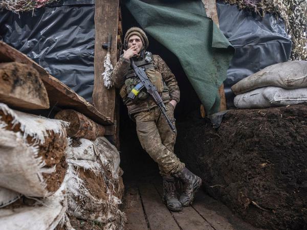 Ein ukrainischer Soldat in einem Schützengraben an der Trennlinie zu den pro-russischen Rebellen in der Region Donezk