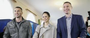 Vitali (r.), seine Frau Natalya und sein Bruder Wladimir Klitschko bei der Stimmabgabe. 