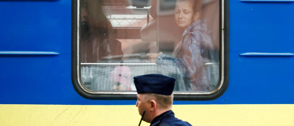 Ukrainische Familie auf der Flucht, hier in Przemysl in Polen. Roma, die fliehen, haben es noch schwerer als ihre Landsleute, ob sie bleiben oder sich auf den Weg machen.