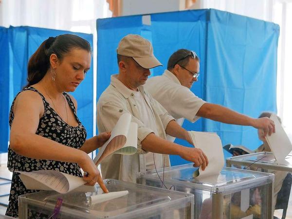 In Kiew waren die Schlangen vor den Wahllokalen lang. Aber die Ukrainer warteten geduldig, bis sie ihre Stimme für den nächsten Präsidenten des Landes abgeben konnten. 