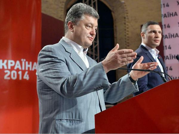 Am Montag ist der künftige Präsident Petro Poroschenko (vorne) mit dem künftigen Bürgermeister von Kiew, Vitali Klitschko, vor die Presse getreten. 