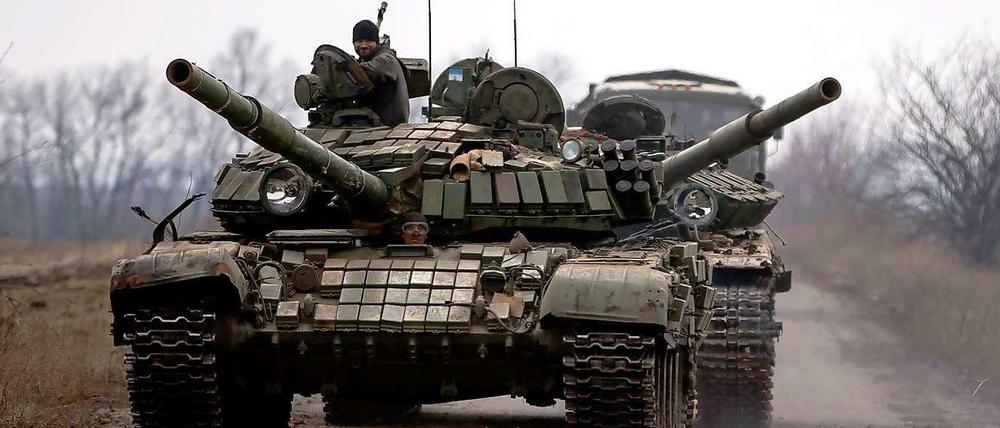 Pro-russische Separatisten mit Panzern im Osten der Ukraine