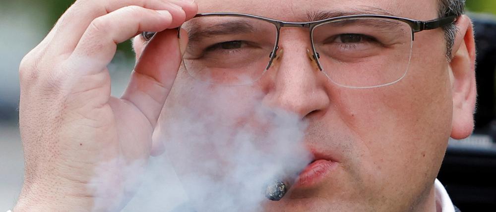 Zeit für eine schnelle Zigarre zwischen vielen Terminen in Berlin: Der ukrainische Außenminister Dmytro Kuleba.