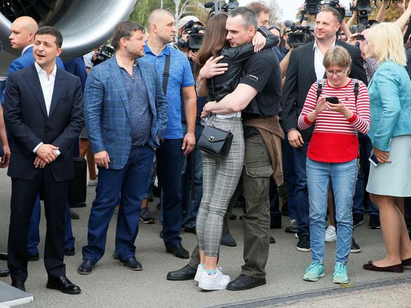 Filmemacher Oleg Senzow wird umarmt. Auch Wolodymyr Selenski (l.) war dabei. 