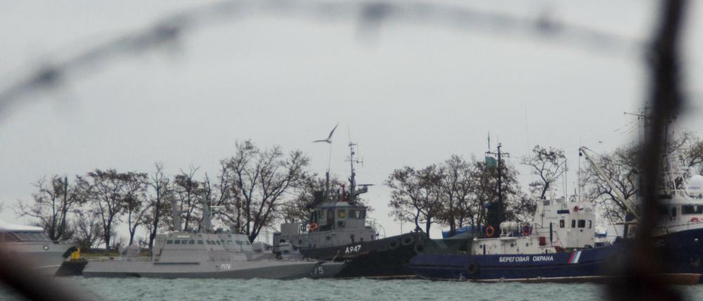 Die drei von Russland aufgebrachten ukrainischen Marineschiffe (links) im Hafen von Kertsch. 