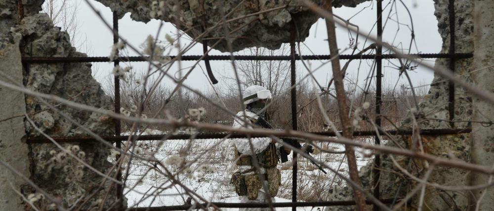 Ein ukrainischer Soldat in der Nähe der Kontaktlinie in der Region Donezk. 
