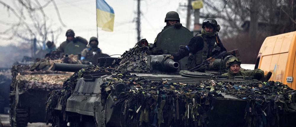 Ukrainische Soldaten fahren Anfang April durch Butscha.