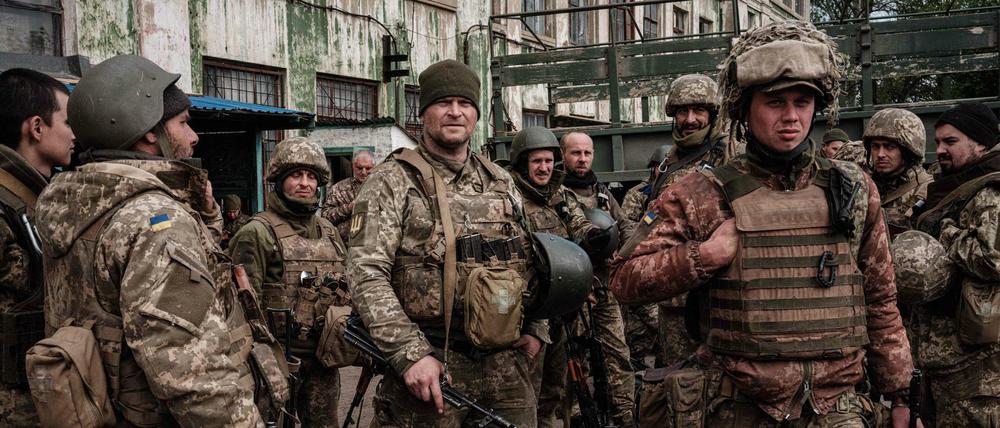Ukrainische Soldaten in einem leerstehenden Gebäudekomplex im Osten des Landes