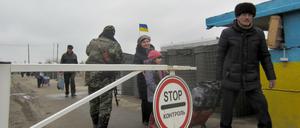 Ukrainer überqueren einen Kontrollpunkt zwischen Regierungs- und Rebellengebiet im Donbass.