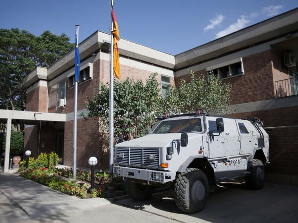 Ein gepanzertes Fahrzeug von Typ Dingo vor der Deutschen Botschaft in Kabul in Afghanistan.