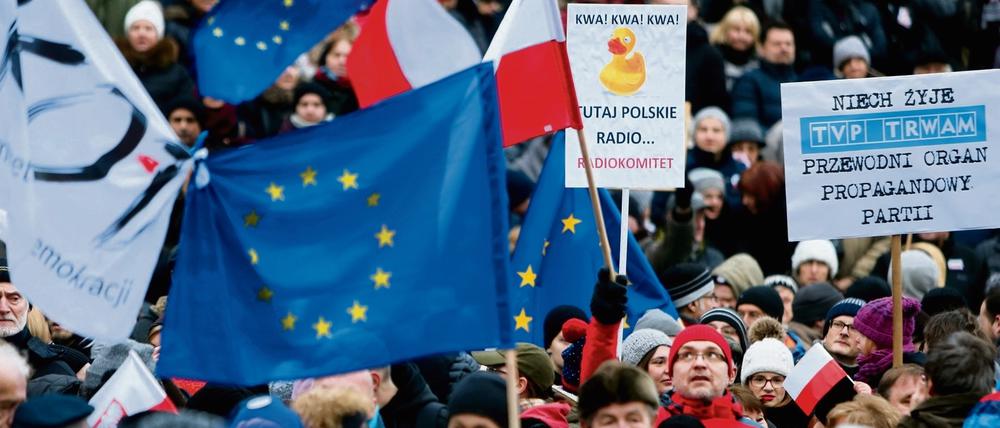 Demonstranten bei einer Demonstration für freie Medien in Polen am Wochenende in Warschau.