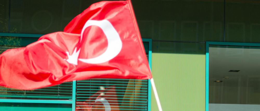 Ein Mann in osmanischer Tracht trägt in Hannover bei einem Umzug eine türkische Fahne. Die Türken wollen ohne Visa in die EU reisen - doch es gibt Hindernisse.