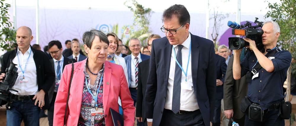 Umweltministerin Barbara Hendricks (vorne, SPD) und Entwicklungsminister Gerd Müller (r, CSU) nehmen an der UN Klimakonferenz COP22 in Marrakesch, Marokko, teil. 
