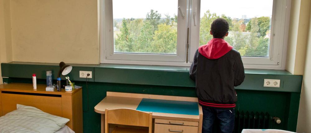 Ein 16-jähriger Flüchtling aus Eritrea in seinem Zimmer in einer Wohngruppe für unbegleitete minderjährige Flüchtlinge. 