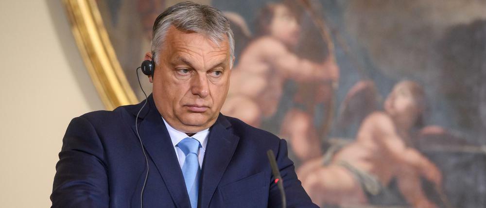 Viktor Orban, Ministerpräsident von Ungarn, und seine Regierung schränkt den Verkauf von Kinderbüchern ein.