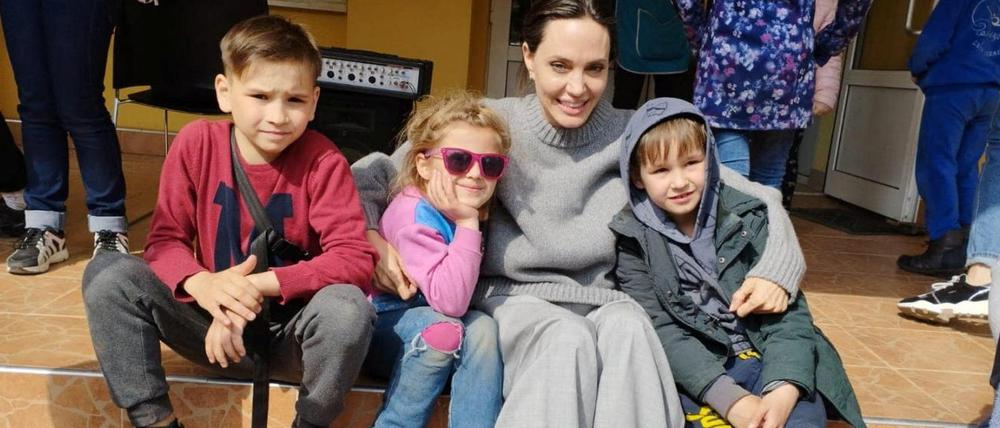 Die UNHCR-Sonderbotschafterin Angelina Jolie mit Flüchtlingskindern in Lwiw.