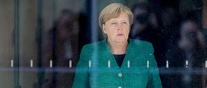 Bundeskanzlerin Angela Merkel (CDU) kommt aus einem Hinterzimmer der Fraktion, nach der Wahl von Brinkhaus (CDU) als neuer Fraktionsvorsitzender der CDU/CSU Fraktion im Bundestag. 