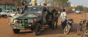 Dieses Archivbild zeigt malische Streitkräfte in der Stadt Sévaré, in der sich nun die Geiselnahme in einem Hotel ereignete.