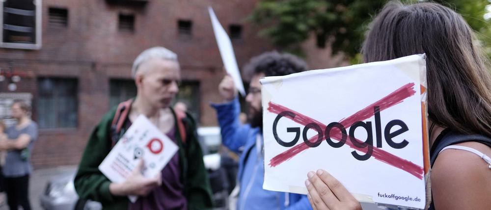 Unter dem Motto Kick Google aus dem Kiez protestieren Anwohner gegen den geplanten Google-Campus. 