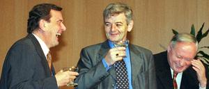 Als die SPD noch gut lachen hatte: Gerhard Schröder, Joschka Fischer und Oskar Lafontaine nach der Unterzeichnung des rot-grünen Koalitionsvertrages im Oktober 1998. 