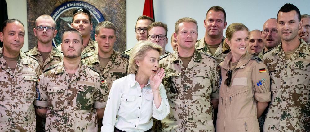 Verteidigungsministerin Ursula von der Leyen mit Bundeswehrsoldaten
