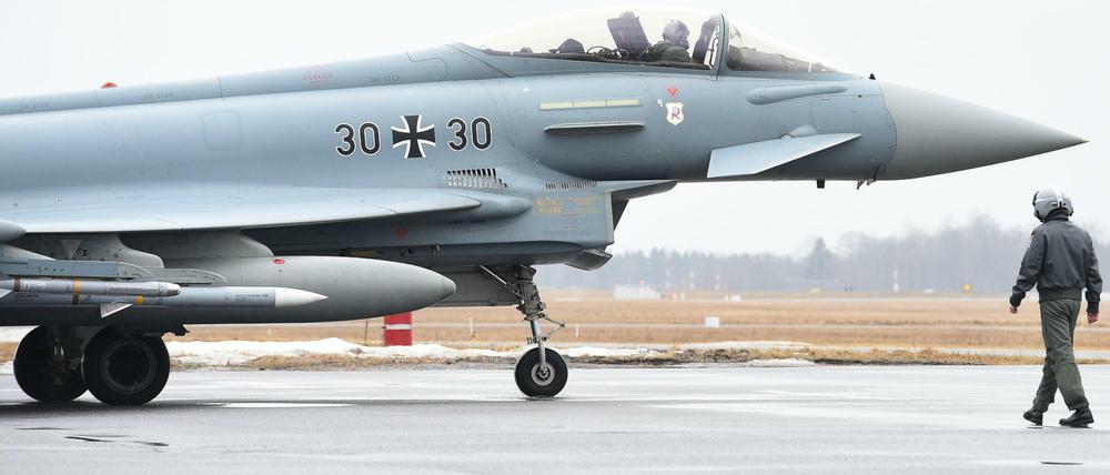 Von 128 Eurofightern der Bundeswehr seien im vergangenen Jahr durchschnittlich 39 Jets einsatzbereit gewesen, heißt es.