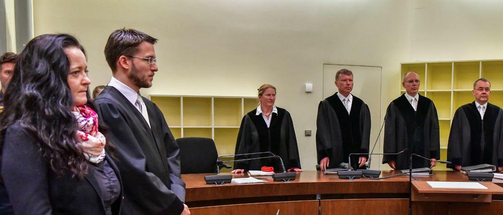 Beate Zschäpe neben ihrem Anwalt Mathias Grasel vor der Urteilsverkündung 