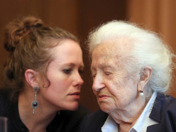Sie hat das Grauen von Auschwitz überlebt: Erna de Vries (r) mit ihrer Enkelin im Gerichtssaal.