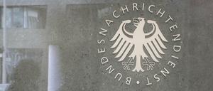 ARCHIV - 08.02.2019, Berlin: Der Schriftzug Bundesnachrichtendienst (BND) ist im Eingangsbereich der neuen Zentrale zu sehen. (zu dpa "Karlsruhe verkündet Urteil zur Massenüberwachung des BND im Ausland" am 18.05.2020) Foto: Kay Nietfeld/dpa +++ dpa-Bildfunk +++