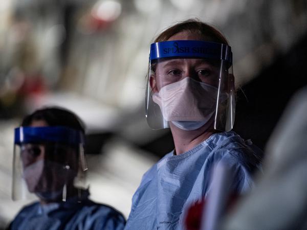 Eine Mitarbeiterin der US Air Force nimmt auf der Ramstein Air Base Covid-19-Patienten aus Afghanistan in Empfang.