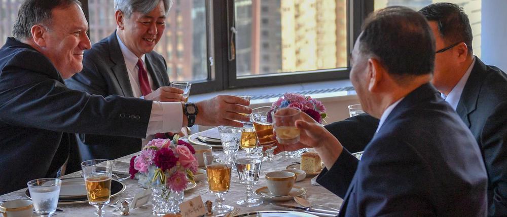 US-Außenminister Mike Pompeo (li.) stößt an mit Kim Yong Chol (re.), Parteifunktionär und früherer Geheimdienstchef von Nordkorea.  