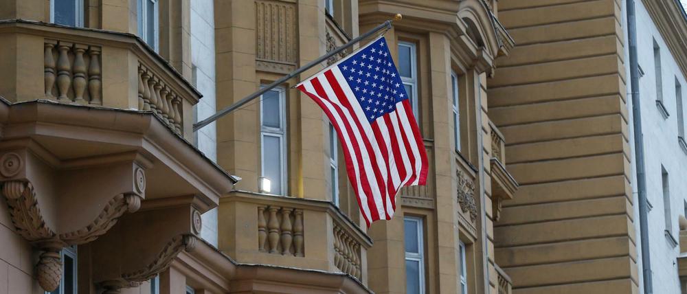 Die US-Flagge weht an der US-Botschaft in Moskau.